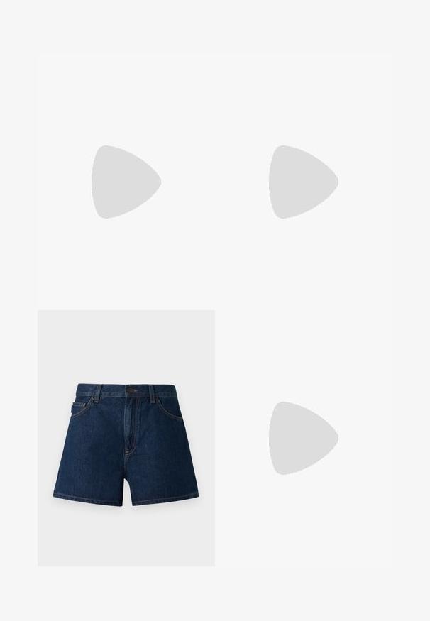 Grijze katoenen T-shirt met een ronde hals en korte mouwen, met een roze cursieve "Hugo" logo over de borst. Zachte textuur en casual ontwerp.; Donkerblauwe denim shorts. Voorzien van een klassieke snit met een tailleband, voorzakken en zichtbare naden. Soepele textuur, minimalistisch ontwerp.; Zwarte platte leren schoen met puntige neus en lage hak, zijaanzicht tegen een witte achtergrond.; Kleine crèmekleurige leren crossbody tas met een gebogen klep en een lange, dunne band, hangend tegen een effen achtergrond.