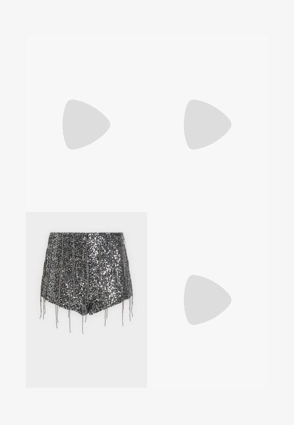 Metallic sølv stof med en glat tekstur og let glans. Rektangulær form, kanter pænt syet, ingen fremtrædende mønstre eller detaljer.; Sorte shorts med palietter og lodret frynseudsnit, med en skinnende tekstur og en tætsiddende silhuet, designet til et iøjnefaldende udseende.; Sort og sølv platform sandal med tre rhinstenbesatte spænderemmen og en bred, tekstureret blokhæl.; Sort perlehandtaske med en buet silhuet, bærehåndtag og blank overflade. Båret med højhælede sorte sko og tætsiddende sorte shorts.