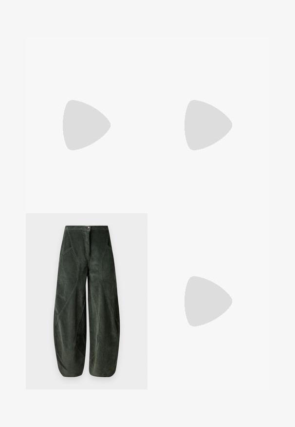 Rodebjer CISNE  - T-shirt à manches longues - black; Pantalons à jambe large en velours côtelé vert foncé, dotés d'une fermeture à bouton et de poches latérales inclinées avec un motif texturé à côtes.; Mocassin en cuir noir à enfiler avec un petit talon et un bout carré arrondi, vu de côté sur un fond blanc uni.; Sacoche en tissu matelassé vert foncé avec un petit écusson blanc centré à l'avant sur fond uni.