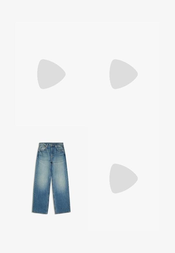 Roze katoenen t-shirt met een gedetailleerde afbeelding van een karakter, een slang, en decoratieve elementen in bruin, met daaronder Chinese tekst.; Blauwe wijde jeans met vervaagde voorkant, vijfzakkenontwerp, riemlussen en knoopsluiting.; Benen met donkere geribbelde leggings gecombineerd met zwarte ballerina's met kleine strikdetails op een witte achtergrond.; Kleine zwarte glanzende handtas met twee lange hengsels en zijkant trekkoord details op een effen lichte achtergrond.