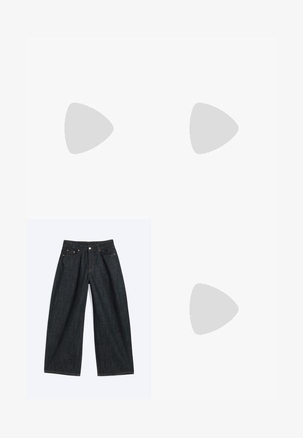 Camiseta negra de manga corta hecha de algodón suave, con un escote redondeado y un dobladillo recto. Diseño simple y minimalista sin patrones.; Vaqueros de mezclilla azul oscuro de pierna ancha con botón delantero y diseño de cinco bolsillos, colocados planos sobre un fondo blanco.; Zapatilla deportiva de cuero negro con tres rayas plateadas, punta texturizada y suela de goma. Cuenta con un collar acolchado y un diseño con cordones.; Pequeño bolso negro brillante con dos asas largas y detalles de cordón lateral sobre un fondo claro liso.