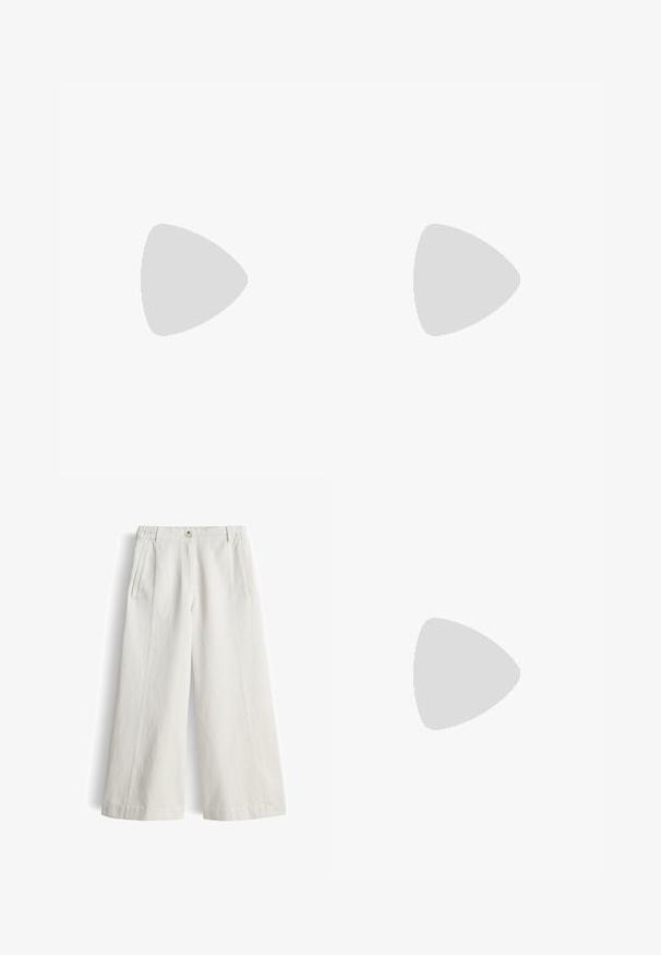 Braunes ärmelloses Oberteil aus glattem Stoff, mit rundem Ausschnitt und abgesenkten Armausschnitten, leicht abgerundetem Saum und minimalistischem Design.; Weiße Hosen mit weitem Bein, elastischem Bund, Knopfverschluss, Gürtelschlaufen und schrägen Vorderentaschen, dargestellt auf weißem Hintergrund.; Beige flache Zehensandale mit gepolstertem Fußbett und schwarzer Sohle, von der Seite vor weißem Hintergrund gezeigt.; Anna Field by Zalando LEATHER - Shopping Bag - taupe