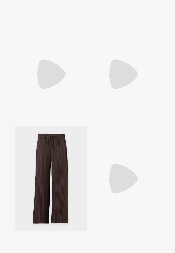 Débardeur beige côtelé avec un col à volants et des bretelles croisées, présentant une silhouette ajustée et un tissu texturé.; Pantalon marron à jambes larges avec des fines rayures verticales, taille élastique et cordon de serrage à l'avant sur un fond clair uni.; Chaussure plate en cuir noir avec un nez pointu, des détails froncés autour de l'ouverture et un accent en boucle argentée sur la bride ajustable.; Petit sac à main noir brillant avec deux longues anses et des détails à cordon sur les côtés sur un fond clair uni.