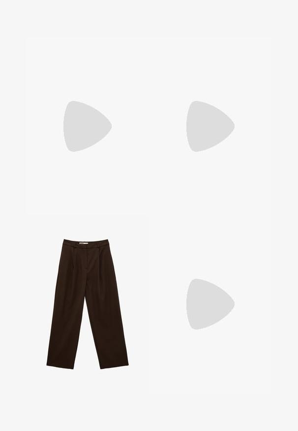 Camiseta de manga corta marrón en suave material de algodón. Cuello redondo, ajuste holgado y un dobladillo trasero ligeramente más largo. Textura suave, sin patrones.; Pantalones marrón oscuro de talle alto y pierna ancha con trabillas para cinturón y pliegues delanteros, diseñados para un ajuste relajado.; Zapatilla verde Adidas Spezial con rayas blancas y suela de goma flotando sobre una superficie de hormigón con escaleras desenfocadas al fondo.; Bolso de hombro de cuero marrón oscuro brillante con una sola correa ancha y detalle de hebilla en un lado, colocado sobre un fondo claro y sencillo.