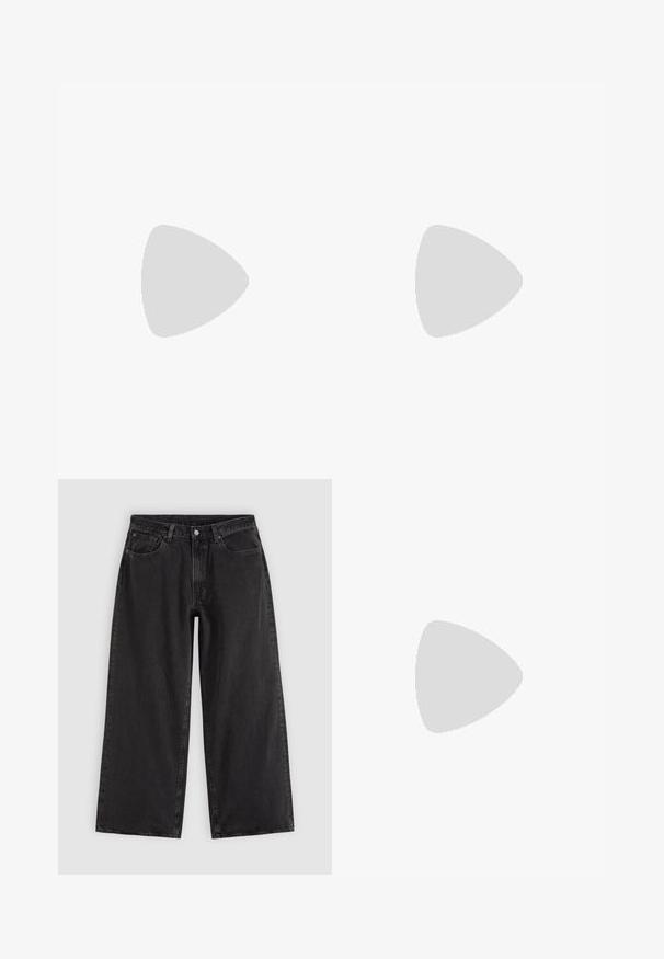 Lys beige sansærmet top lavet af ribbet stof med rund halsudskæring og et lille label ved kanten. Enkel og tætsiddende design.; Sorte denim jeans med vide ben, forlommer, bæltestropper og knaplukning, vist på en ensfarvet lys baggrund.; Sort lædersko med slip-on design, svævende over beige tæppe med beige sofa i baggrunden, der fremhæver klassisk herrestil.; Sort læderbælte rullet med en mat sort rektangulær metalspænde og to bæltesløjfer på en hvid baggrund.