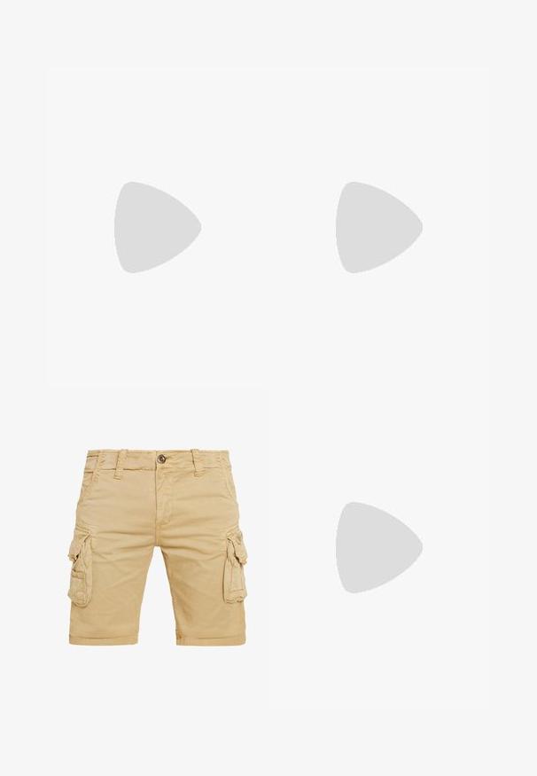 Tarn-T-Shirt in Dunkelgrün und Beige mit Rundhalsausschnitt; bietet ein zentrales weißes Logo mit stilisierten Buchstaben und Text am unteren Rand.; Khaki Cargo-Shorts mit mehreren Seitentaschen, einem Knopfverschluss und Gürtelschlaufen. Aus leichtem Stoff gefertigt, mit gerader Passform.; Weiße Lederturnschuhe mit strukturierten Oberflächen, gepolstertem Kragen und sichtbarer Luftpolsterung in der Sohle. Verfügt über Schnürsenkel und ein minimalistisches Design.; Ray-Ban Sonnenbrillen mit grünen Gläsern, schwarzen Kunststoffrahmen und goldenen Akzenten an den Rändern. Quadratische Form mit matter Oberfläche.