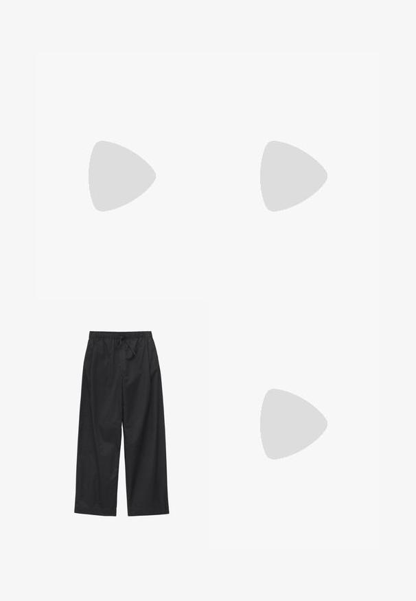 Haut sans manches gris foncé avec un design torsadé à l'épaule, fabriqué à partir d'un tissu lisse avec une coupe ajustée et un ourlet fini.; Pantalon noir à jambes larges avec taille élastique et cordon réglable, en tissu léger.; Sandale plate noire brillante type tongs avec des fines brides croisées sur le pied et un entre-doigts sur un fond clair uni.; Sac à épaule en cuir noir avec forme triangulaire incurvée, une seule sangle ajustable, et une couture diagonale visible à l'avant.