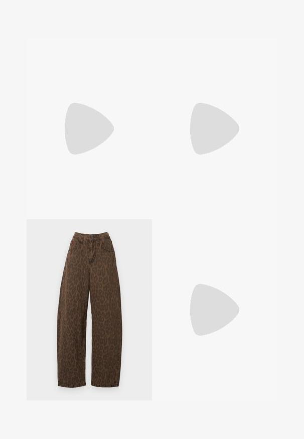 Top corto marrón de manga larga, hecho de un material suave, con escote redondo y diseño ceñido. Sin patrones ni acentos visibles.; Pantalones vaqueros de pierna ancha con estampado de leopardo marrón, de cintura alta, cierre de botón y dos bolsillos frontales. Fabricados en tela de mezclilla con una textura suave.; Zapatilla blanca de caña alta Converse Chuck Taylor All Star con parche de logo negro y cordones blancos, presentada sobre fondo blanco.; Bolso de hombro con piel sintética de manchas marrones y blancas y una correa negra delgada, mostrado sobre un fondo blanco.