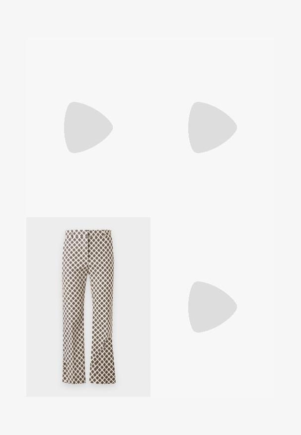 T-shirt blanc à manches courtes en coton doux et extensible. Dispose d'un col rond et d'une texture lisse et unie sans motifs visibles.; Pantalon crème taille haute avec motif losanges noirs, coupe droite et fermeture à boutons devant.; Ballerines en cuir noir avec un bout rond, texture lisse, détails de couture minimalistes et design de semelle flexible.; Sac d'épaule en cuir marron en forme de croissant avec une bandoulière réglable et un petit texte logo argenté en bas au centre.