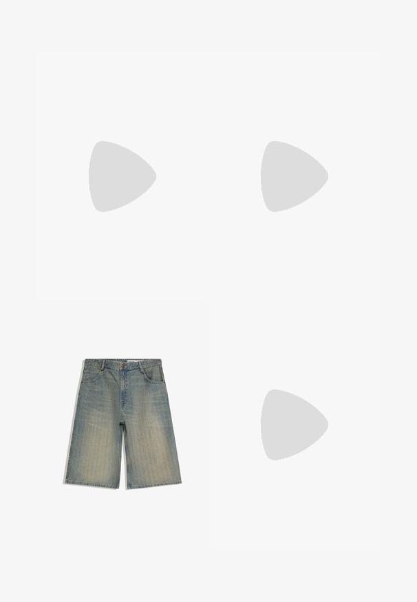 Camo t-shirt van katoen, met een meerkleurig patroon in groen, bruin en zwart. Ronde hals en korte mouwen.; Denim knielange shorts met vervaagde verticale strepen, voorste knoop, ritssluiting en vijfzakkenontwerp op een witte achtergrond.; Zwarte sportieve schoenen met mesh- en rubberaccenten. Draagt een lichtgrijze wijde spijkerbroek en een groen geruit shirt. Effen achtergrond.; Ray-Ban zonnebrillen met groene lenzen, zwarte plastic monturen en gouden accenten aan de randen. Vierkante vorm met een matte afwerking.