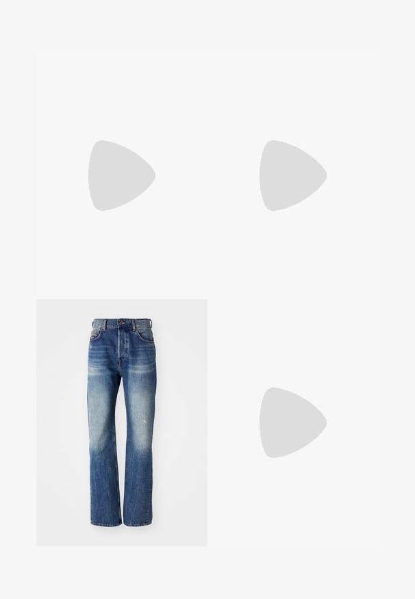Schwarz, langärmliges Turtleneck-Shirt aus einem glatten Stoff mit figurnaher Passform und hohem, enganliegendem Kragen. Keine sichtbaren Muster oder Akzente.; Blaue Jeans aus Denim mit geradem Bein, das leichte Verblassen und leichte Abnutzungsspuren an der Vorderseite aufweist. Standard Fünf-Taschen-Stil.; Weiße Sneakers mit einem strukturierten Lederobermaterial, flachen Schnürsenkeln und einer glatten Gummisohle. Leicht abgerundete Zehenpartie und minimalistisches Design.; Schwarze Nylon-Gürteltasche mit glatter Textur, Reißverschluss und kleinem grünen Lacoste-Krokodil-Logo auf der Vorderseite. Entwickelt für ein leichtes Tragegefühl.