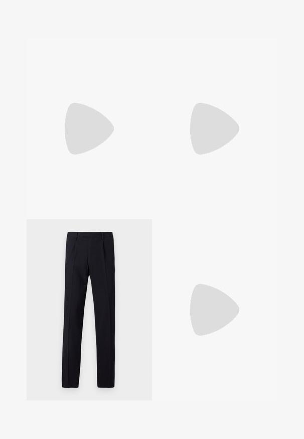 Himmelblaues Baumwoll-T-Shirt mit einem Rundhalsausschnitt und kurzen Ärmeln. Der Stoff hat eine glatte Textur und ein legeres Schnittdesign.; Schwarze Hose mit texturierter Oberfläche, geradem Schnitt, Gürtelschlaufen und gebügelten Bügelfalten vorne. Keine sichtbaren Taschen.; Niedriger dunkelgrauer Ledersneaker mit schwarzen Schnürsenkeln und Sohle, minimalistisches Design, Seitenprofil vor einem schlichten hellen Hintergrund.; Hellbraune Leder-Umhängetasche mit verstellbarem Schulterriemen und Reißverschluss, vor einem schlichten hellen Hintergrund gezeigt.