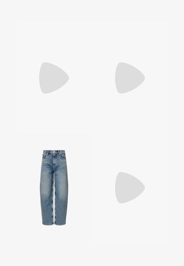 Camiseta de algodón negra con cuello redondo, que presenta un logo gráfico rectangular azul etiquetado "KARL LAGERFELD JEANS" en la parte frontal.; Pantalones vaqueros de denim azul claro con un corte relajado, cintura alta, piernas rectas y un ligero desvanecimiento. Presentan un diseño clásico de cinco bolsillos y cierre de botón en la parte frontal.; Mule tipo slip-on de cuero negro de Calvin Klein con tacón de bloque descansando sobre baldosas de madera al aire libre cerca de una planta verde y una pared gris.; Gafas de sol negras con forma de ojo de gato, acabado brillante, lentes oscuros y un logo "cK" en la patilla. Diseño angular y montura gruesa.