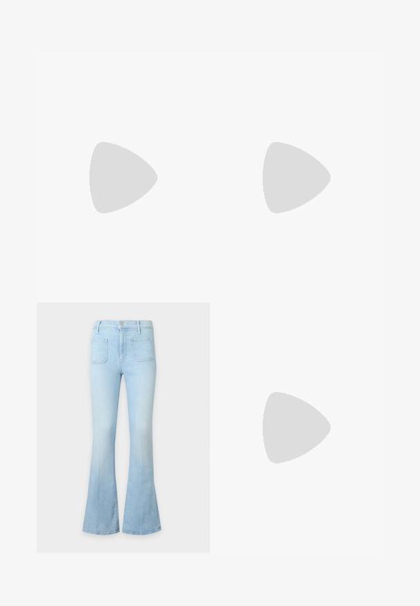 Polo en tricot bleu clair à manches courtes avec motif floral en œillets et trois boutons sur le devant, sur un fond uni.; Jean en denim bleu clair avec une taille haute, des poches plaquées à l'avant et des jambes évasées sur un fond neutre.; Chaussure plate en cuir verni noir avec un bout pointu, une petite lanière décorative et un petit talon carré. Texture lisse et design épuré.; Petit porte-monnaie en cuir bleu clair avec fermoir métallique argenté de type kiss-lock et court bracelet de poignet sur fond uni.