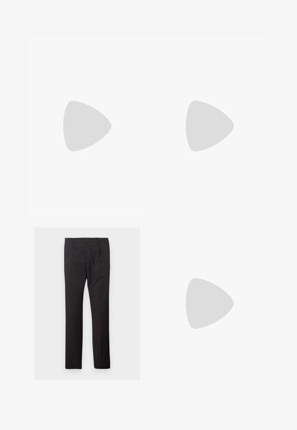 Chemise noire à manches courtes boutonnée avec col cranté, tissu texturé et coupe décontractée.; Pantalon habillé noir pour homme, coupe droite, avec passants pour ceinture et poches avant, présenté à plat sur fond blanc.; Mocassin en cuir noir avec un bout arrondi, des coutures subtiles et un talon bas, présentant une texture lisse et un design minimaliste.; Ceinture en cuir noir à texture lisse, boucle en métal argenté, et design épuré et simple. Comprend des trous pour un ajustement réglable.
