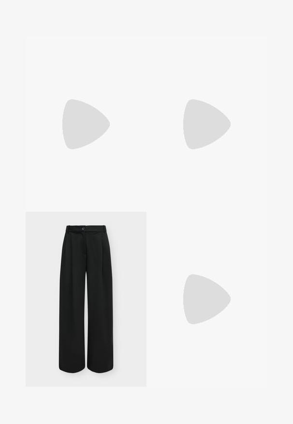 Crème top met één schouder, gemaakt van een soepele stof, met een grote gedraaide knoopdetail aan de voorkant en een aansluitende pasvorm.; Zwarte, hooggetailleerde, wijde broek met knoop aan de voorkant en verborgen ritssluiting op een effen lichte achtergrond.; Zwarte leren hoge hak met spitse neus, enkelbandje en kleine gouden gesp op een effen achtergrond.; Zwarte leren handtas met een gebogen vorm, uitgerust met een bovenste ritsluiting, een kort handvat en een afneembare schouderband. Gouden hardware accenten.