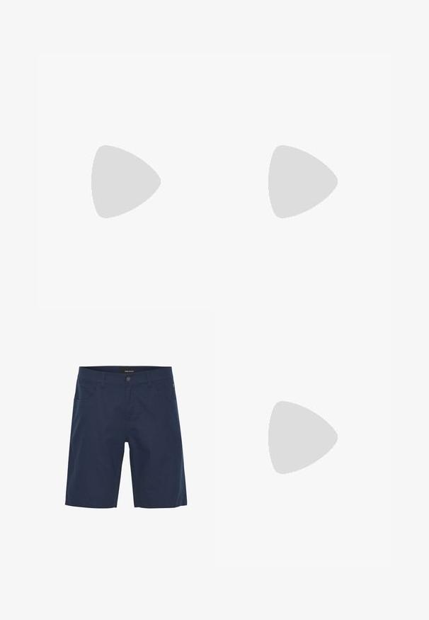 Sort kortærmet T-shirt lavet af bomuld. Har en rund hals og en lille lomme på venstre bryst. Glat tekstur og simpelt design.; Marineblå bomuldsshorts med knaplukning, forlommer og lige snit. Glat tekstur med synlige syninger.; Herres mørkebrune lædersandal med flere remme, justerbar ankelrem og flad sort sål, vist i profil mod en hvid baggrund.; Mørkebrun flettet læderbælte med en sølvfarvet rektangulær spænde på en hvid baggrund, rullet i en spiral.