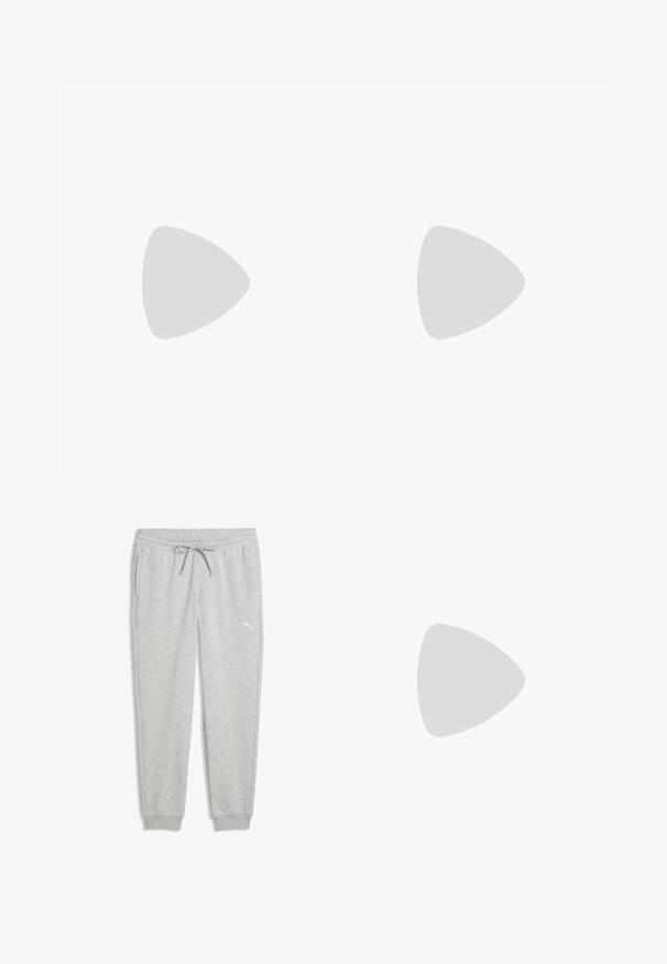 Lyseblå T-shirt med korte ærmer i blød bomuld, med et firkantet logoemblem på venstre bryst og en klassisk rund halsudskæring.; Grå træningsbukser lavet af blødt stof, med elastisk talje med snøre, sidelommer og en hvid logodetalje på venstre lår.; Hvide og lysegrå Puma-sneakers med tyk sål og snøredesign vist i sideprofil på neutral baggrund.; Lyserød Puma sportstaske med sort justerbar skulderrem, topgreb, forreste lynlåslomme og netlommer i siden på hvid baggrund.