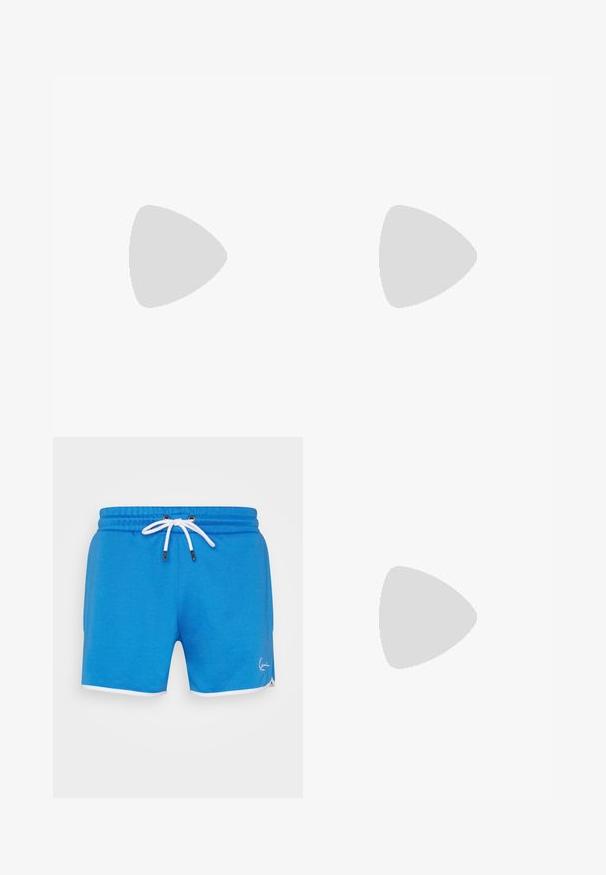 Rode katoenen t-shirt met een ronde hals, korte mouwen en een klein zwart logo op de linkerborst en mouw. Glad, effen kleurstof.; Blauwe sportshorts met een trekkoord in de taille, witte accenten en een klein logo aan de onderkant van de voorkant. Glad textuur, casual ontwerp.; Witte hoge sneakers met een zwarte swoosh, textuur grijze neus en een vlakke witte zool. Kenmerkt zes veteropeningen en gestikte accenten.; Zilveren ketting met in elkaar grijpende schakels, een gladde textuur en een uniforme rechthoekige vorm. Veilige sluiting.