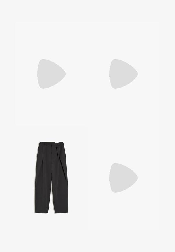 Débardeur beige clair sans manches en tissu côtelé avec un col rond et une petite étiquette à l'ourlet. Design simple et ajusté.; Pantalon noir taille haute, coupé droit, avec pinces et passants de ceinture, présenté à plat sur un fond blanc.; Mocassin en cuir verni noir avec un bout rond, un détail de boucle décorative, et une semelle plateforme noire épaisse, présentant une texture lisse et brillante.; Lunettes de soleil Ray-Ban avec des verres verts, monture en plastique noir et accents dorés sur les bords. Forme carrée avec une finition mate.