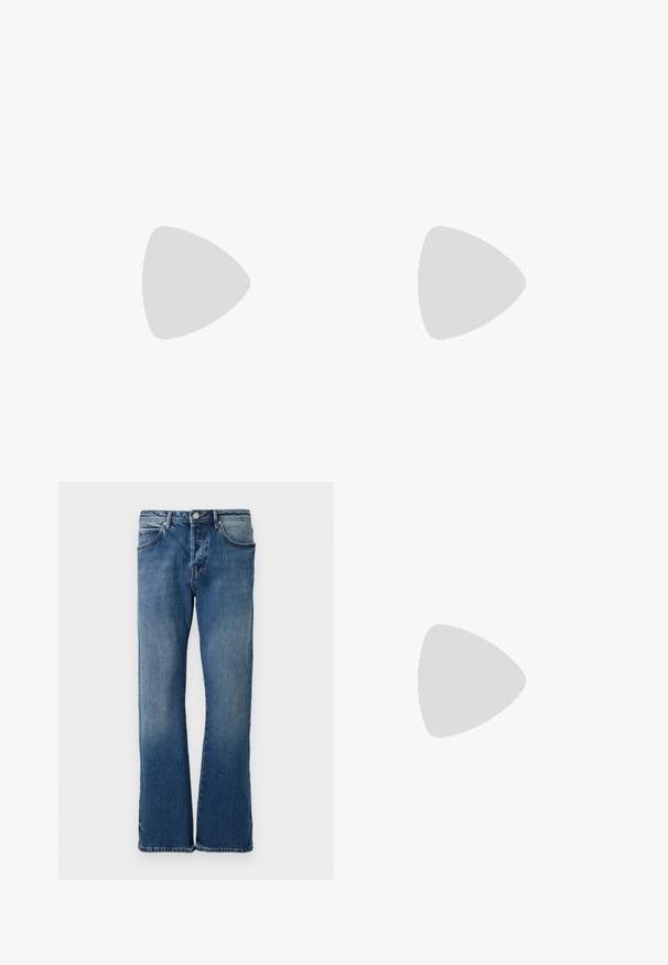 Schwarzes Baumwoll-T-Shirt mit einem beigen Grafikdruck eines Berges und dem Text "Grand Palace Replay Belle Epoque Hotel." Einfaches Design mit Rundhalsausschnitt.; Helle blaue Jeans aus Denim mit geradem Bein, ausgestattet mit fünf Taschen, einem Knopfverschluss und subtilen Ausbleichungen auf dem Stoff.; Schwarze Leder-Sneaker mit weißen Streifen, strukturiertem Gummisohle und Schnürung. Verfügt über ein Markenetikett auf der Zunge.; Schwarze weiche Stofftragetasche mit breiten Griffen und einem dünnen schwarz-weißen geflochtenen Schulterriemen.
