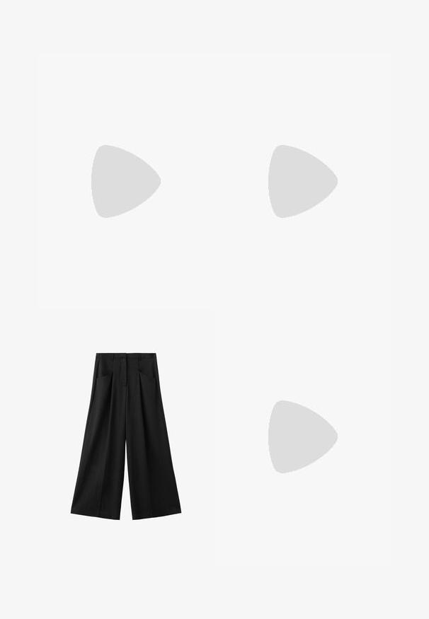 Haut tricoté à manches courtes rayé noir et blanc avec un col et une patte de boutonnage à l'avant, orné d'une bordure noire aux manches et à l'ourlet.; Pantalon noir à jambes larges avec poches avant, passants de ceinture et taille haute, présenté sur fond blanc.; Jambes portant des leggings côtelés foncés associés à des ballerines noires avec de petits détails en nœud sur fond blanc.; Sac à main en cuir noir texturé avec une base large et des anses épaisses et arrondies, présentant une couture verticale centrale et des détails de surpiqûres subtils.