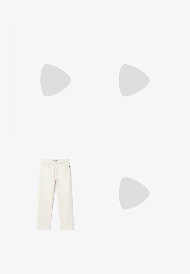 Hnedá polokošeľa s dlhým rukávom vyrobená z textúrovaného materiálu, s trojitému gombíkovému zapínaniu a malým logom Lacoste na hrudi.; Džínsy v smotanej farbe so strihom rovného nohu, obsahujúce dve predné vrecká, zapínanie na gombík a decentné logo blízko pásu.; Bielo-hnedá nízka teniska so šnurovaním vpredu, logo krokodíla Lacoste na boku a hrubá biela podrážka s vyrazeným názvom značky.; Tmavomodrá Lacoste messenger taška s nastaviteľným popruhom a logom na prednom klape, na svetlom jednokolovom pozadí.
