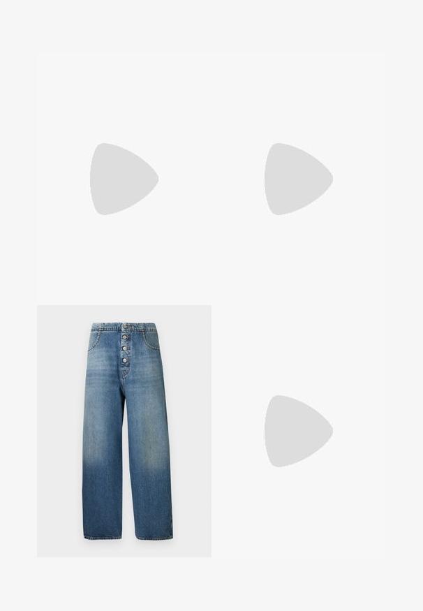 T-shirt blanc à manches courtes avec col bleu et bordures de manches bleues, texte bleu "ITALIA" et petit drapeau italien avec "MODSTRÖM" en dessous.; Jean en denim bleu clair à jambes larges avec fermeture à cinq boutons, taille haute et poches classiques. Décoloration progressive de haut en bas. Pas de motifs.; Filippa K REY FLATS - Ballerines - bright red; Lunettes de soleil noires forme œil de chat avec verres foncés et branches fines, marquées "MAGDA BUTRYM" sur le côté.