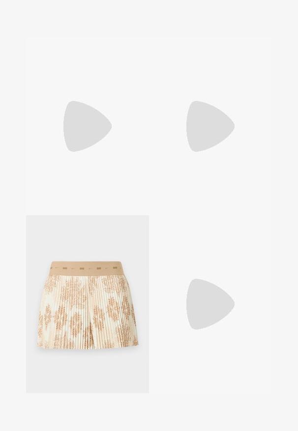 Rød Nike trøje med V-hals, grå pynt på ærmerne og stort hvidt "NIKE" logo. Glat, letvægtsstof med subtilt stribet mønster.; Beige plisseret nederdel med elastisk linning med små Nike-logoer, dekoreret med lysebrune tropiske blade og blomster.; Beige og sølv Nike løbesko med mesh og snøredetaljer, svævende over betontrin.; Sort vævet spandtaske med en enkelt justerbar skulderrem og en glat læderkant øverst, mærket "SAMSØE SAMSØE."