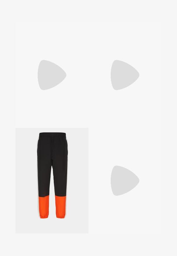 Rød bomulds t-shirt med rund hals, korte ærmer og et lille sort logo på venstre bryst og ærme. Glat, ensfarvet stof.; Sorte træningsbukser med en bred orange nederste panel og hvide sidelister. Elastisk talje og ankelsøm for justerbar pasform.; Hvide lædersneakers med en struktureret sort Swoosh, flade snørebånd og en gummisål med et rillemønster. "AIR" er præget på hælen.; Sølv kædedesign med sammenkoblede led, glat tekstur og ensartet rektangulær form. Sikker lukning.