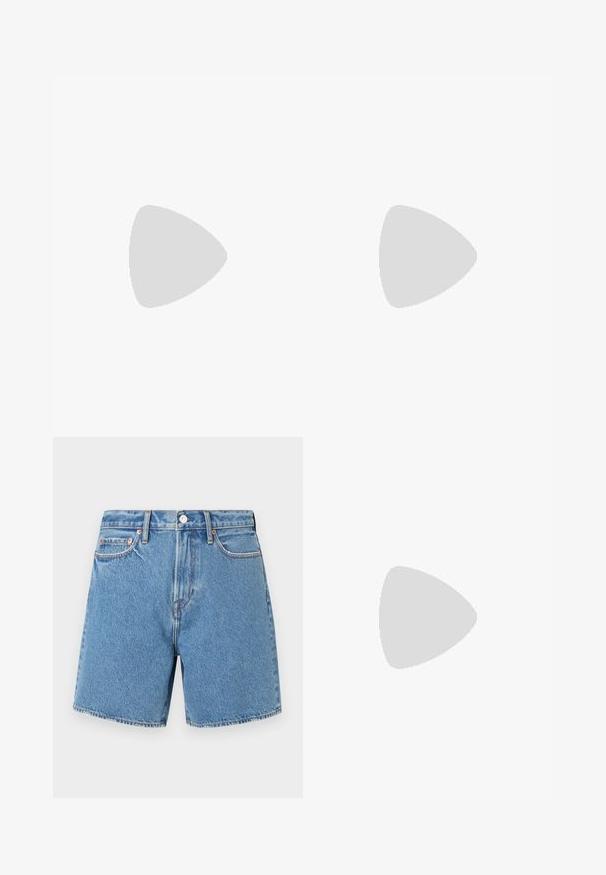 Crème katoenen t-shirt met korte mouwen, ronde hals en geborduurd "Original Studio" logo in goud op de borst. Zachte textuur.; Leren denim shorts in lichtblauw. Doorlopende stof met vijf zakken, een knoopsluiting en subtiele stiksels langs de naden en zakken.; Witte sneaker met zwarte en grijze accenten, voorzien van een grijze neus met textuur, zwarte rubberen zool en platte witte veters. Schoon ontwerp, minimalistische stijl.; Blauwe canvas tas met voorvak en rode "O.N.S" borduring, voorzien van dubbele handvatten en een verstelbare schouderriem.