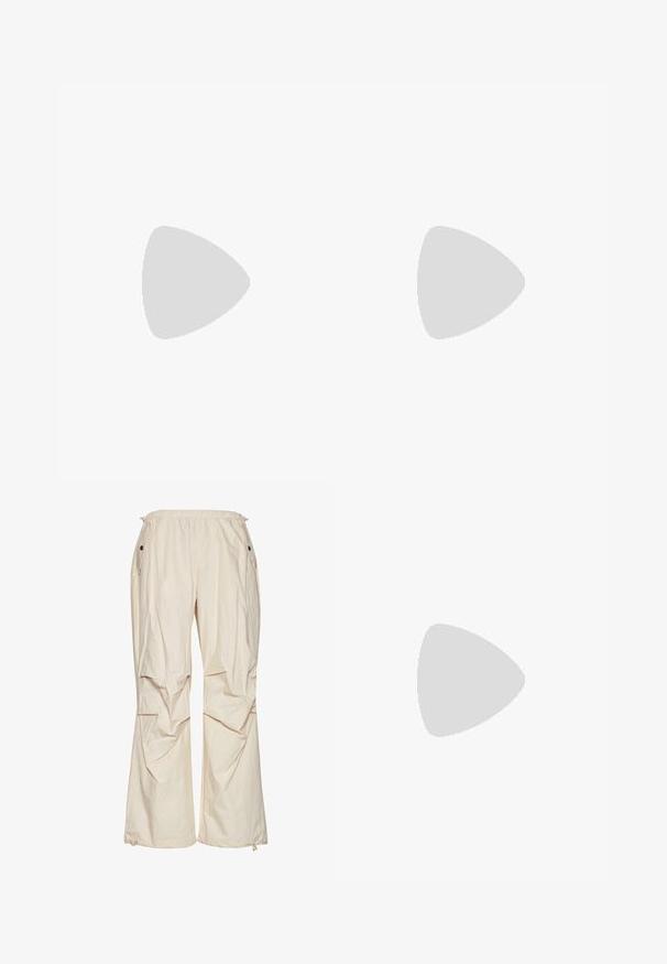 Schwarzes kurzärmliges Trikot mit Knopfverschluss, "ZOOYORK" in fetten weißen Buchstaben gedruckt, mit kontrastierenden weißen Streifen an den Ärmeln.; Hellbeige weite Hose aus strukturiertem Stoff, mit einem elastischen Bund, seitlichen Taschen und Raffungselementen an den Beinen.; Schwarz-weiße Nike Air Force 1 Sneaker mit einem Obermaterial aus Leder, perforierter Zehenpartie und strukturiertem Sohlendesign, getragen mit aufgerollten beigen Hosen und weißen Socken.; Schwarze rechteckige Sonnenbrille mit dunklen Gläsern. Kunststoffrahmen mit glänzender Oberfläche, ausgestattet mit einer breiten Brücke und leicht verjüngten Bügeln.