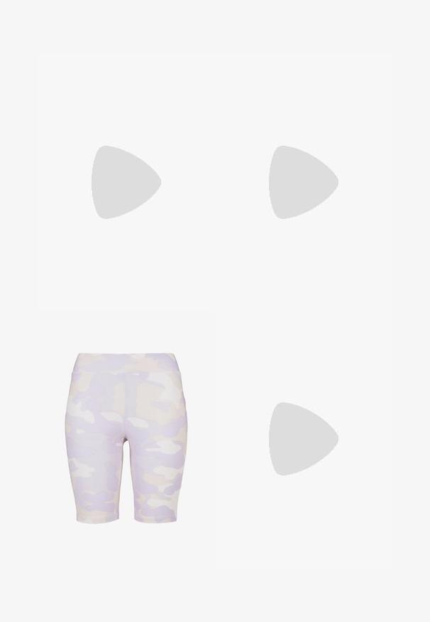 Beige cropped t-shirt van katoen, met korte mouwen, een ronde halslijn en een bordeauxrode logoafdruk op de linkerborst.; Biker shorts met een camouflerend patroon in lila en crème, gemaakt van rekbare, gladde stof. Mid-rise tailleband; aansluitend ontwerp met knielange snit.; Witte hoge canvas sneaker met witte veters, metalen oogjes, dikke rubberen zool en gestructureerde neuskap, naar links gericht op een witte achtergrond.; Digitale klok met een vierkante zilveren wijzerplaat, een lichtcrème display, een metalen schakelband en knoppen voor alarm-, timer- en modusinstellingen. Waterbestendig.