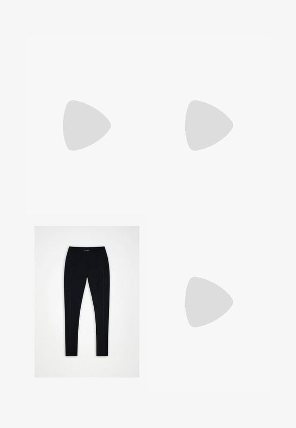Chemise ajustée à manches longues noire avec un col rond et le logo « Woolxweiler » centré sur la poitrine.; Leggings noirs taille haute avec poche latérale, coutures plates et tissu lisse, disposés à plat sur un fond blanc.; Chaussure plate en mesh noir avec bout arrondi et large bride élastique sur le cou-de-pied, vue de profil sur fond uni.; Lunettes de soleil ovales noires avec verres teintés et branches fines, présentées sur un fond clair avec le nom de la marque sur les branches.