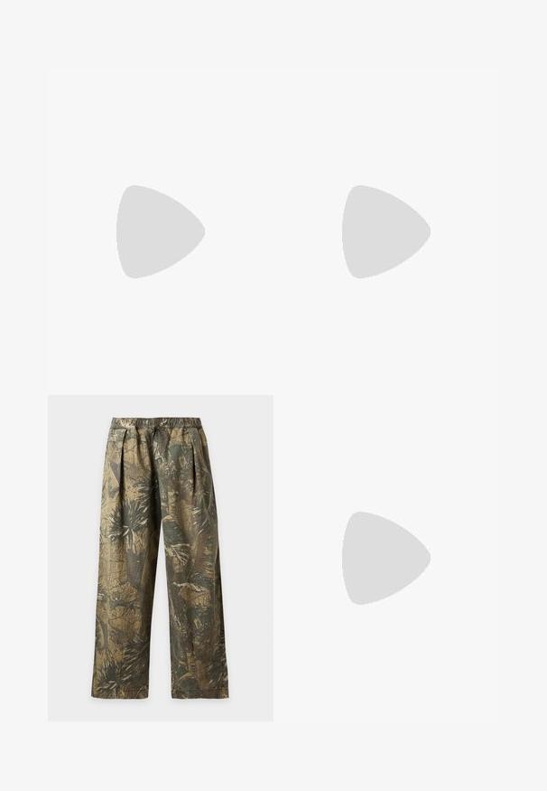 Camiseta de algodón negra con un diseño de estampado de leopardo y acentos dorados. Presenta el texto "MANTENTE SALVAJE Y LIBRE pero sé diferente" debajo.; Pantalones de corte holgado con cintura elástica, con un estampado de camuflaje de hojas tropicales en verde y marrón.; Zapatilla de colores marrón y crema con una parte superior suave y texturizada y una suela marrón lisa. Presenta un diseño con cordones y una marca sutil.; Even&Odd Bolso de mano - brown