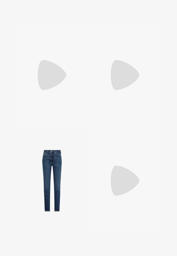 Sort t-shirt med korte ærmer og rund halsudskæring med lille diskret "cK" logo på venstre bryst.; Mørkeblå slim fit jeans med forrest knap- og lynlåsmed lukning, fem lommer og synlige syninger på hvid baggrund.; Sort lædersneaker til hverdag med snørebånd, svævende over beige tæppe med et rundt bord af ravfarvet glas i baggrunden.; Sort taske med dobbelte håndtag, stor læderlomme foran med lynlås og diskret Calvin Klein-logo midt på lommen.