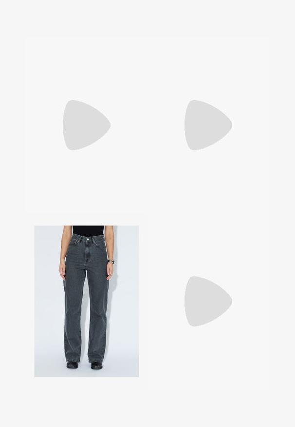 Blusa negra sin hombros hecha de una tela suave. Presenta un detalle retorcido en el escote y una silueta ajustada.; Mujer con vaqueros oscuros de cintura alta y corte holgado, zapatos negros y camiseta negra, de pie frente a un fondo claro y liso.; Piernas con leggings oscuros acanalados combinados con bailarinas negras que presentan pequeños detalles de lazo sobre un fondo blanco.; Bolso de hombro de cuero negro con detalle de correa con hebilla, bordes curvos y costuras blancas en contraste sobre un fondo liso.