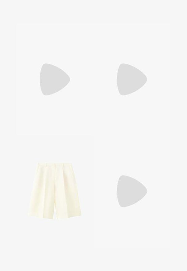 Strikket kortærmet sweater i off-white med rund halsudskæring og en glat, blød tekstur. Enkel og klassisk design.; Højtaljede, cremefarvede, skræddersyede shorts med bæltestropper, forreste plisseringer og sidelommer, vist mod en hvid baggrund.; Brun åben tå mule med krydsede remme og en slank høj hæl, vist på en hvid baggrund.; Brun skuldertaske i læder med frontklaffelukning og guldlås, med justerbar rem med gulddetaljer på hvid baggrund.