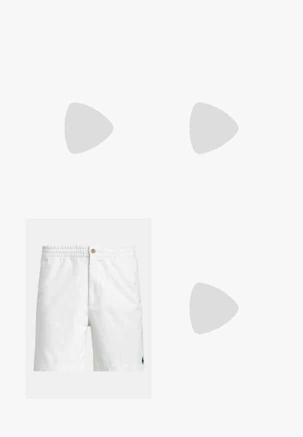 Schwarzes Baumwoll-T-Shirt mit kurzen Ärmeln, Rundhalsausschnitt und kleinem roten gestickten Logo auf der linken Brust. Glatte Textur, lässiges Design.; Weiße Herren-Shorts mit elastischem Bund, Knopfverschluss, Seitentaschen und kleinem dunklem Logo nahe dem unteren Saum an einem Bein.; Weißer Ledersneaker mit glatter Textur, ausgestattet mit einer perforierten Zehenpartie, Schnürverschluss und gesticktem Logo an der Seite. Weiße Gummisohle.; Schwarze rechteckige Sonnenbrille mit dunklen Gläsern und matter Oberfläche. Enthält das eingeprägte "POLO"-Logo an den Bügeln und ein robustes Rahmendesign.