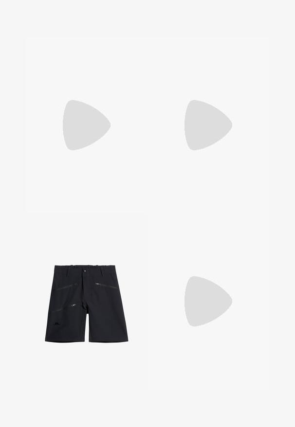 Kurzarm-Radtrikot aus schwarzem, glattem Stoff. Mit einem Reißverschluss an der Vorderseite und "OAKLEY" in Weiß auf der linken Seite bedruckt.; Schwarze Shorts aus dehnbarem Material, ausgestattet mit mehreren Reißverschlusstaschen und einem flachen Bund mit Knopfverschluss. Auffälliges Logo-Detail an der Seite.; Schwarzer Sneaker mit Klettverschluss und Schnürsenkeln, der über grauen Betontreppen in einer Außenanlage schwebt.; Sonnenbrille mit weißen Rahmen, dunklen rechteckigen Gläsern und schwarzen Bügeln, wobei ein Bügel das weiße "Arnette"-Logo trägt.