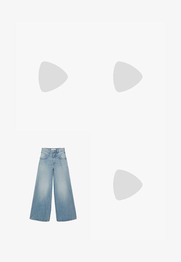 Grijze langwerpige shirt met lange mouwen, gemaakt van een gestructureerde katoenen mix, met een ronde halslijn en een aangesloten pasvorm. Geen zichtbare patronen of versieringen.; Lichtblauwe denim jeans met wijde pijpen, voorzakken, riemlussen en knoopsluiting, afgebeeld tegen een witte achtergrond.; Olijfgroene leren slingback schoen met puntige neus en lage kittenhak, zijaanzicht op een witte achtergrond.; Zacht, donzig lichtbruin stof met zichtbare vezels en subtiele plooien die zachte pieken en schaduwen creëren.