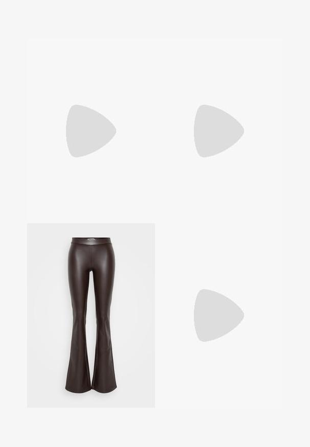 Čierny priesvitný cropped top s dlhým rukávom a výstrihom do V, s jemne pokrčenou textúrou a čipkovými akcentmi na rukávoch.; Hnedé imitácie koženej sukne s hladkou textúrou a priliehavým pásom, so zvonovinou začínajúcou pod kolenom.; Slingback vysoké opätky v lesklej tmavohnedej lakovej koži, so špicatou špičkou, otvorenými stranami a nastaviteľným remienkom na členku.; Tmavohnedá kožená kabelka cez rameno s mäkkým, voľným tvarom a držadlom v podobe skrúteného uzla na jednoduchom bielom pozadí.