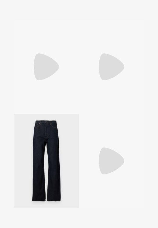 Polo de manga corta a rayas en blanco y negro con cuello en V, textura acanalada y etiqueta de marca en el dobladillo lateral.; Pantalones vaqueros de mezclilla azul oscuro con cintura alta, diseño de pierna recta, estilo de cinco bolsillos y costuras contrastantes en las costuras.; Zapatillas deportivas color beige claro con parte superior de cuero texturizado, paneles laterales texturizados y suela de goma. Presentan un diseño elegante y estilizado con cordones planos.; Bolso bandolera de cuero negro en forma de media luna con correa ajustable y pequeño logo dorado en el centro frontal.