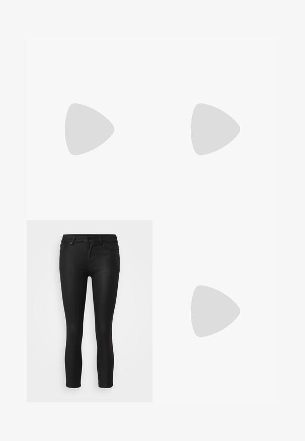 Zwarte lange mouwen doorzichtige mesh top met ronde hals en aansluitende pasvorm, weergegeven op een effen achtergrond.; Zwarte skinny jeans van stretchstof, met een middelhoge taille, vijf zakken en een knoopsluiting aan de voorkant.; Zwarte hoge hakken sandaal met een slanke enkelband en twee voorste banden. Gemaakt van soepel leer met een slanke puntneus en een stiletteloze hak.; Kleine zwarte glanzende handtas met twee lange hengsels en zijkant trekkoord details op een effen lichte achtergrond.