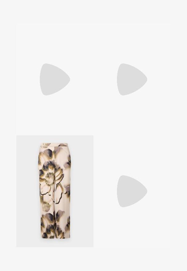 Top negro de manga larga con un corte holgado, hecho de una tela transparente. Presenta un cuello redondo y un ribete blanco en contraste, con un pequeño logo en el dobladillo.; Pantalones de pierna ancha con estampado floral en tejido suave, que presentan grandes flores negras y beiges sobre un fondo claro, con una textura lisa.; Sandalia de tacón alto en piel sintética negra con correa en el tobillo. Presenta un diseño minimalista, punta abierta y una hebilla con detalles de pedrería.; Bolso de mano de piel sintética negra con un diseño curvado único, asas cortas y ajustables, y abertura con cremallera en la parte superior. Textura suave con una sutil marca.