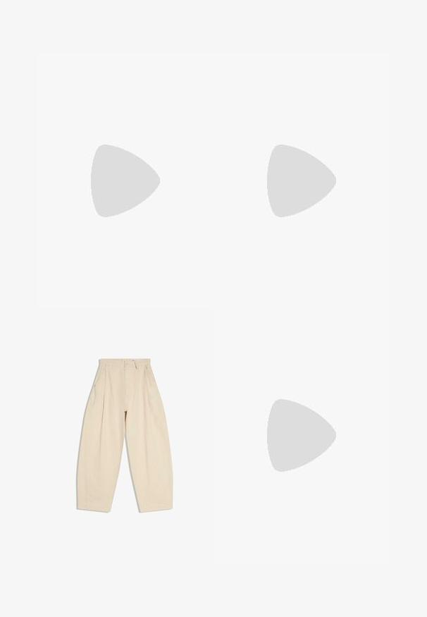 Korte mouwen polo shirt, wafelstructuur, crème kleur met zwarte horizontale strepen, drie-knopen sluiting, ribbelkraag en -zoom.; Beige, wijde broek met hoge taille, plooien, zijzakken, riemlussen en knoopsluiting aan de voorkant van de tailleband.; Zwarte leren loaferschoen zwevend boven een beige tapijt met amberkleurige moderne meubels op de achtergrond.; Rechthoekige zonnebril met dunne gouden metalen monturen en bruin getinte glazen, afgebeeld tegen een witte achtergrond.