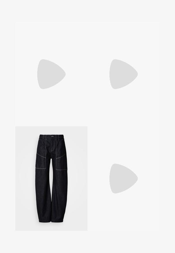 To enkle hvide T-shirts med korte ærmer og rund hals med JJXX mærke-etiketter vist på en lys grå baggrund.; Mørk denim bukser med vide ben, flere frontlommer, kontrastsyninger og knaplukning i taljen. Glat tekstur og afslappet design.; Mørkebrun laklædersandal med rem bagpå, lille hæl og tårem på hvid baggrund.; Lysebrun læderbælte med kornet struktur, rullet sammen med en skinnende guldfarvet rektangulær spænde og to guldfarvede bæltesløjfer på en ensfarvet baggrund.
