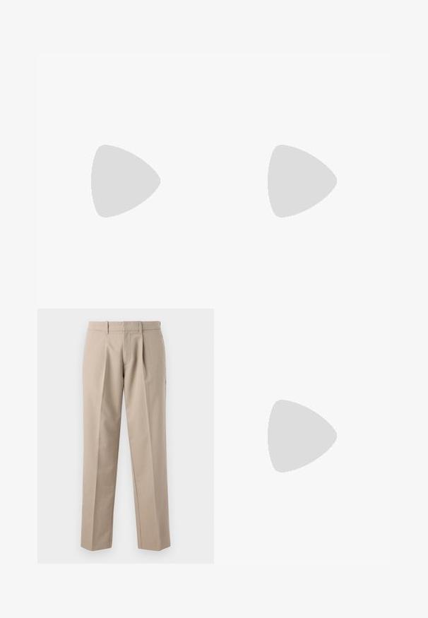 Zwarte polo met korte mouwen en een V-hals, met een geribbelde textuur en subtiele verticale strepen. Label in het nekgebied.; Beige, op maat gemaakte broek met riemlussen, voorplooien en rechte pijpen, weergegeven tegen een witte achtergrond.; Witte sneaker met zwarte en grijze accenten, voorzien van een grijze neus met textuur, zwarte rubberen zool en platte witte veters. Schoon ontwerp, minimalistische stijl.; Zwarte messengertas met klepsluiting en gestructureerd voorvak, verstelbare schouderriem en minimalistisch design op een effen achtergrond.