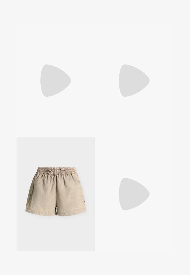 Cardigan en tricot à manches longues rayé bleu marine et blanc, avec des boutons dorés, un col bleu marine et deux poches avant ornées de boutons.; Shorts décontractés beiges avec taille élastique et cordon, dotés de poches latérales et d'une petite étiquette rouge sur le côté droit.; Botte en cuir noir hautes jusqu'au genou avec un bout pointu et un talon fin et courbé. Texture lisse, design ajusté, sans matériel ni motifs visibles.; Sac en daim marron avec des accents en cuir marron foncé, forme rectangulaire, double poignées, et un détail de découpe ovale à l'avant. Fermeture éclair.