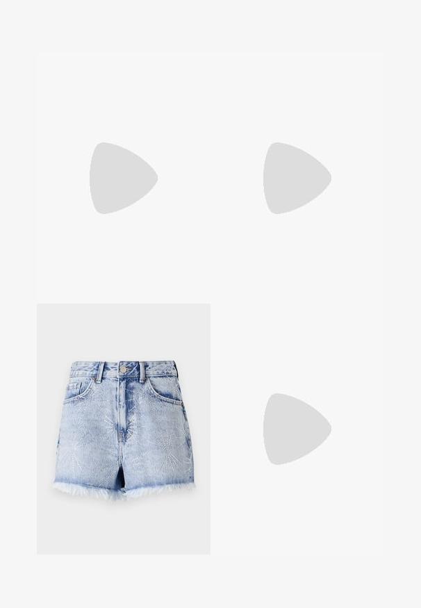 Top de punto azul claro de manga corta con patrones acanalados y tipo encaje, escote redondo y bordes con volantes en las mangas y el dobladillo.; Shorts de mezclilla en azul claro con un dobladillo deshilachado. Presenta adornos de tachuelas plateadas en patrones de explosión de estrellas y un diseño tradicional de cinco bolsillos.; Zapato de ballet plano negro con correas de doble hebilla, ojales plateados y un pequeño lazo cerca de la puntera redondeada sobre un fondo blanco.; Pequeño bolso negro brillante con dos asas largas y detalles de cordón lateral sobre un fondo claro liso.